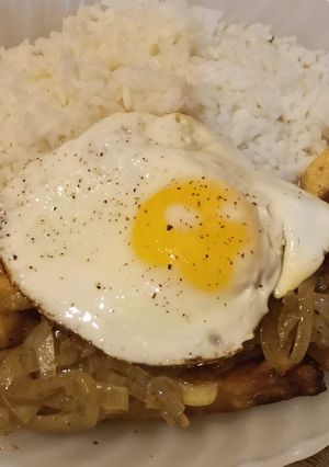 Una foto de Papas fritas a lo pobre con arroz
