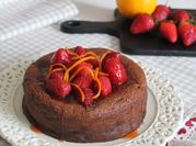 Una foto di fragole e cioccolato