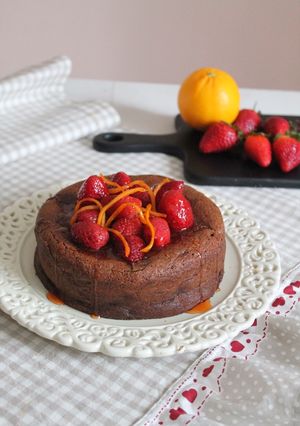 Foto di Torta al cioccolato con fragole e arance caramellate