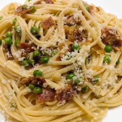 A picture of Sweet pea and bacon linguine.