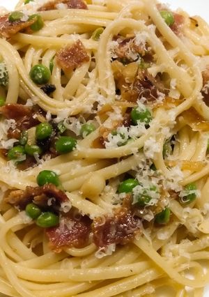 A picture of Sweet pea and bacon linguine.