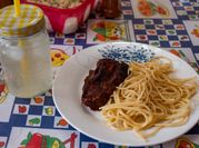 Una foto de lomo enchilado con chile guajillo