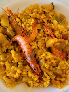 Una foto de Paella con pisto y gambas en un plis plas