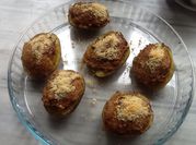Una foto de papas rellenas con tocino y queso