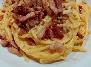Una foto di pasta con la panna e noci