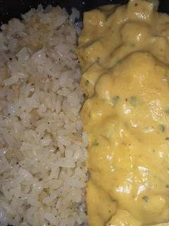 Una foto de Arroz con tofu y salsa cremosa 🎃