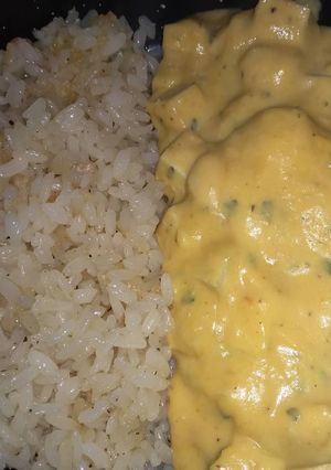 Una foto de Arroz con tofu y salsa cremosa 🎃