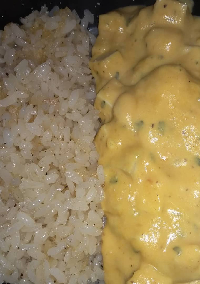 Una foto de Arroz con tofu y salsa cremosa 🎃