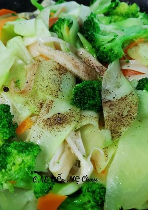 Hình của món Xào chay thập cẩm với nấm Bạch Tuyết.