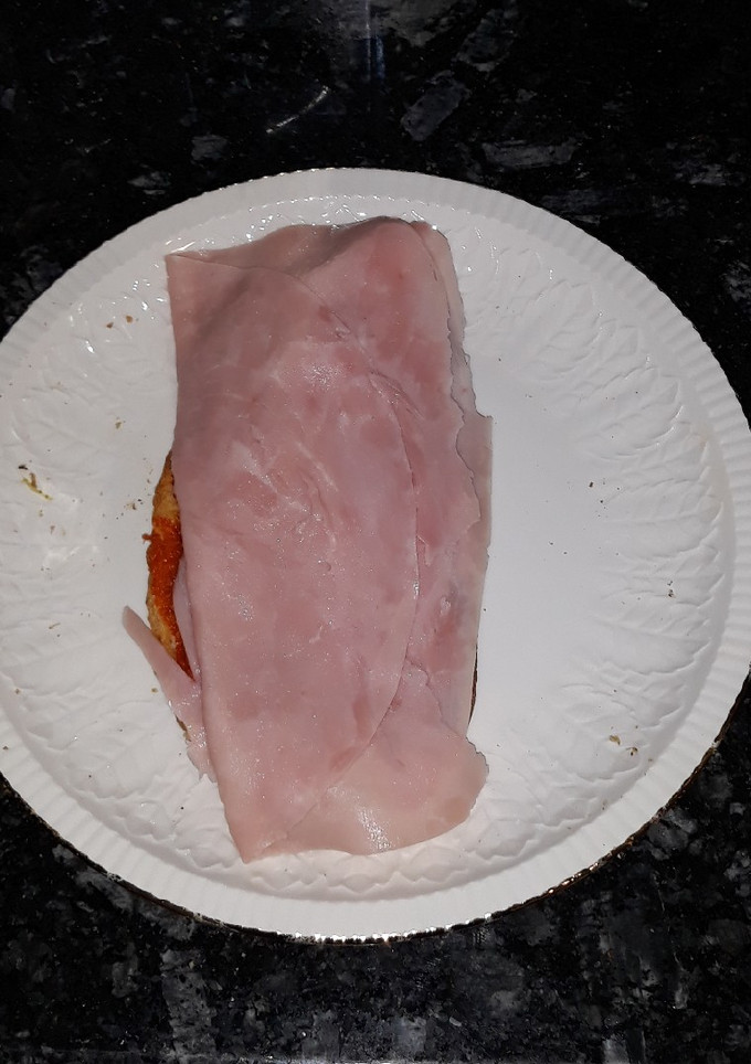 Una foto de Tostada de sobrasada con jamón cocido