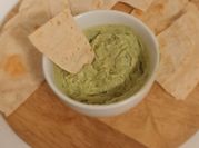 Una foto de dip de queso crema y mayonesa