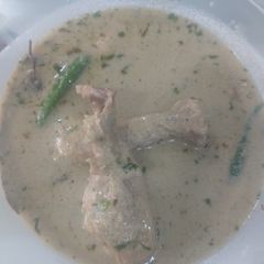 A picture of Chicken white gravy qorma.