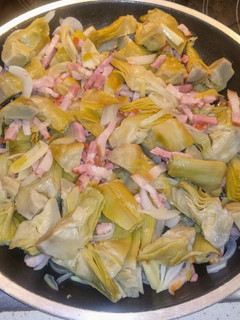 Una foto de Alcachofas rehogadas con bacon