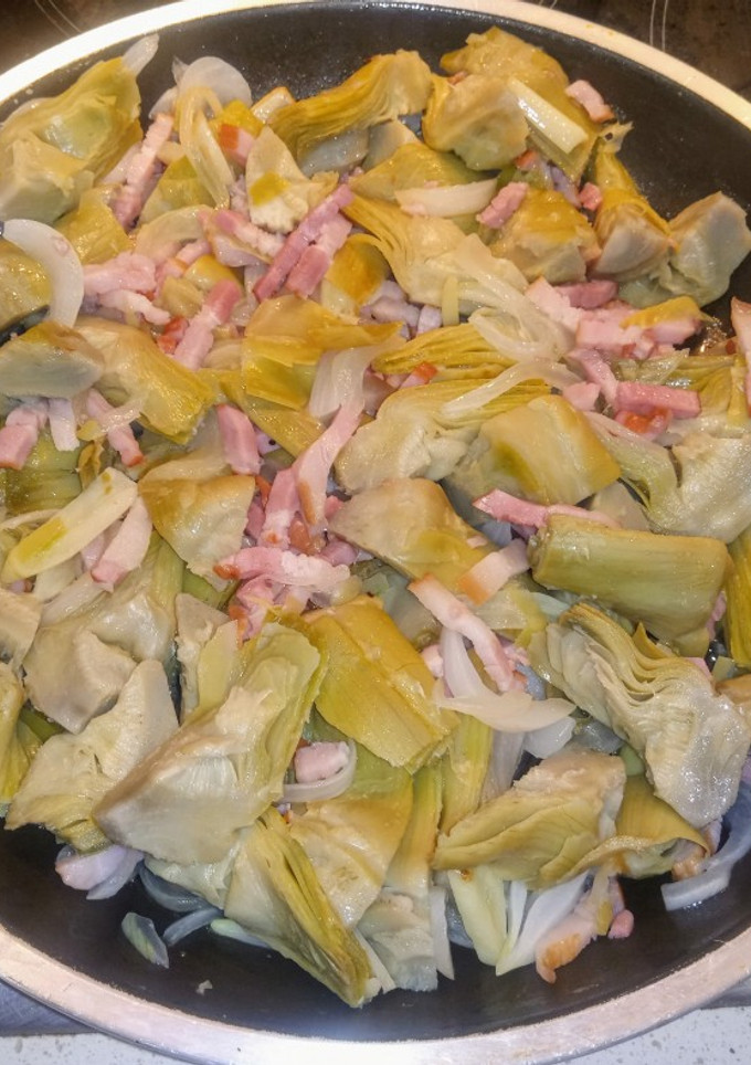 Una foto de Alcachofas rehogadas con bacon