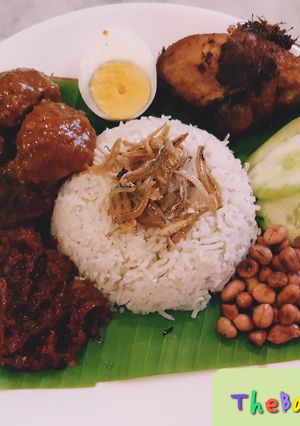 A picture of NasiLemak with Rendang and Lemongrass Friend Chicken and Sambal.