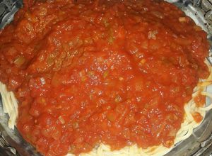 Una foto de ¡Fideos con salsa simple!- sin carne
