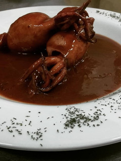 Una foto de Calamares rellenos en salsa de chocolate