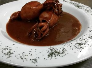 Una foto de Calamares rellenos en salsa de chocolate