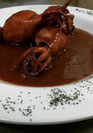 Una foto de Calamares rellenos en salsa de chocolate