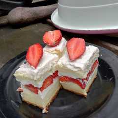 รูปของ STRAWBERY SHORTCAKE with VANILLA OGURA CAKE base by tintinrayner