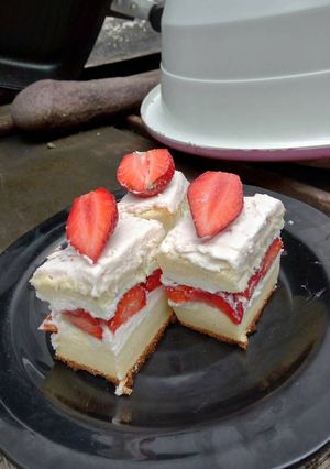 Foto resep STRAWBERY SHORTCAKE with VANILLA OGURA CAKE base by tintinrayner