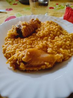 Una foto de Arroz meloso con pollo 🍚🐓