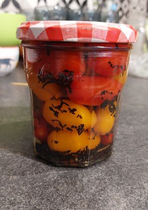 Une photo de Pickles de tomates cerise au thé noir fruits de la passion et à la sauge