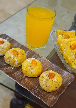 A picture of Coconut Mango ladu/burfi.