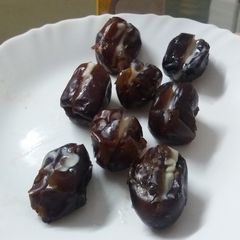 A picture of Easy And Yummy dates😘😍.