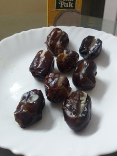 A picture of Easy And Yummy dates😘😍.