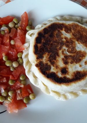 Una foto de Tartita rellena de atún, arvejas, zapallito, zanahoria y queso