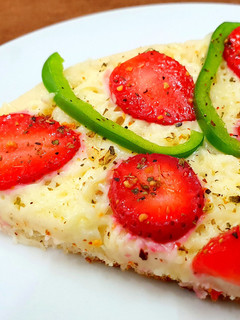 સ્ટ્રોબેરી ચીઝ પીઝા (Strawberry Cheese Pizza Recipe In Gujarati) રેસીપી મુખ્ય ફોટો