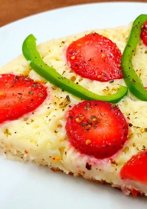 સ્ટ્રોબેરી ચીઝ પીઝા (Strawberry Cheese Pizza Recipe In Gujarati) રેસીપી મુખ્ય ફોટો