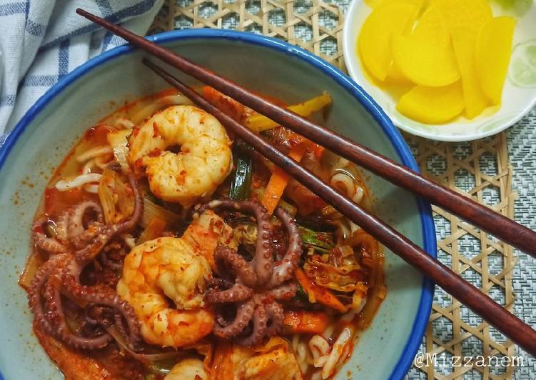 Cara Gampang Menyiapkan Jjamppong (Korean Seafood Noodle Soup), Lezat Sekali