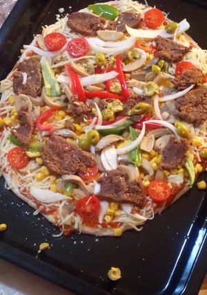 صورة لوصفة بيتزا بالخضار وسجق