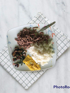 Una foto de Arroz con carne picada verduritas y tortilla francesa