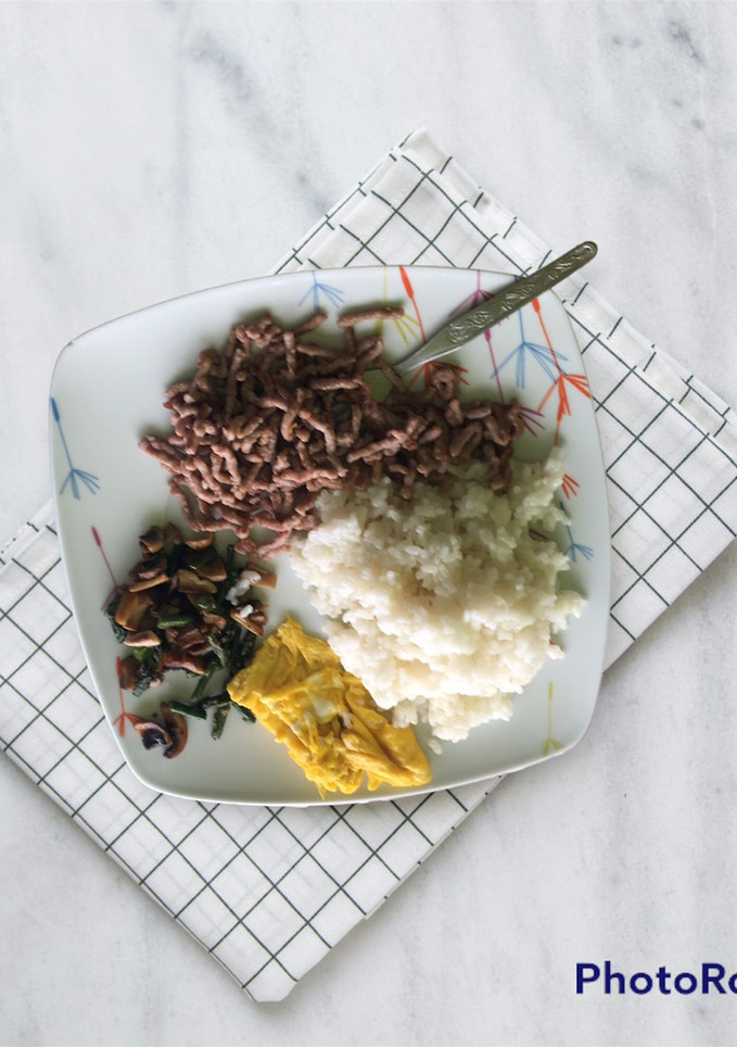 Una foto de Arroz con carne picada verduritas y tortilla francesa
