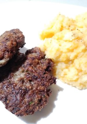 Una foto de Hamburguesas de Carne con puré