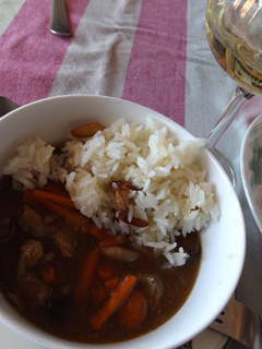 Una foto de Pollo con almendras macerado con salsa Teriyaki