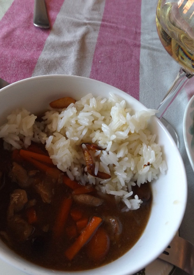 Una foto de Pollo con almendras macerado con salsa Teriyaki