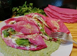 Foto di Crepes alla rapa rossa con stracchino, rucola e mandorle