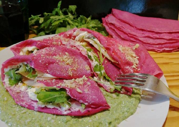 Crepes alla rapa rossa con stracchino, rucola e mandorle