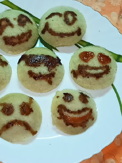 इमोजी रवा इडली (emoji rava idli recipe in Hindi) रेसिपी मुख्य फोटो