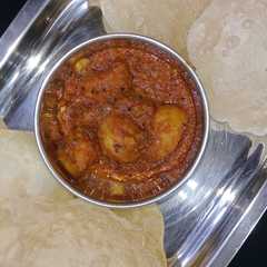 O poză a rețetei आलूर दम और लुची (Aloor dum aur luchi recipe in Hindi).