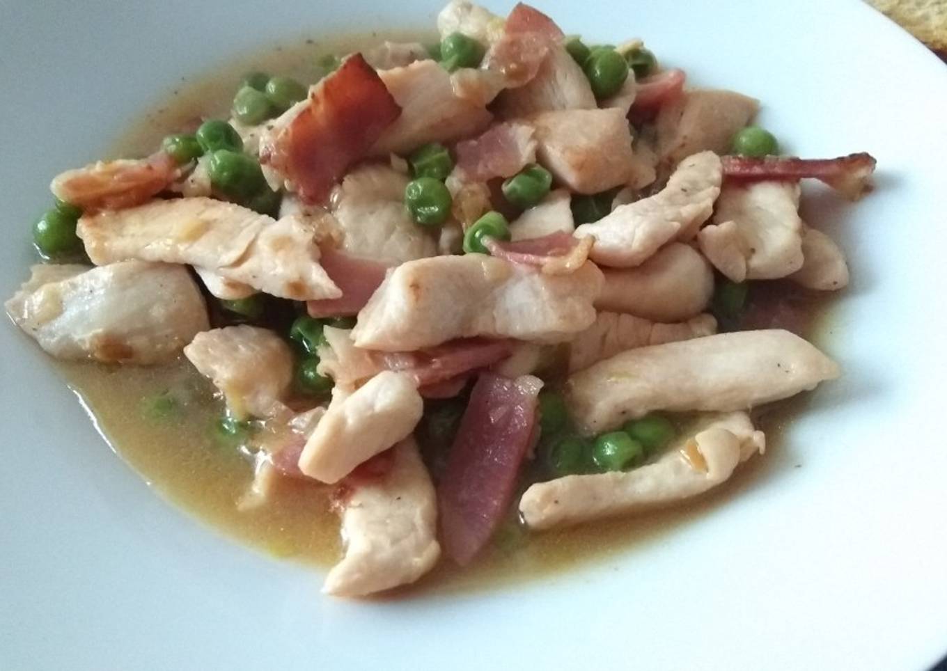 Tiras de pollo con guisantes y bacon