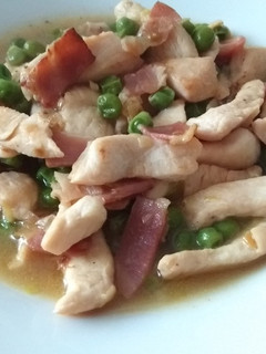 Una foto de Tiras de pollo con guisantes y bacon