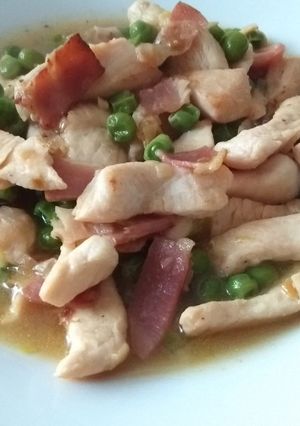 Una foto de Tiras de pollo con guisantes y bacon