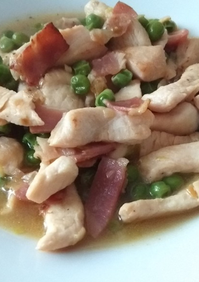 Una foto de Tiras de pollo con guisantes y bacon