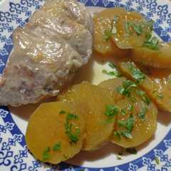 Una foto de Falsos solomillos de cerdo con salsa de romero y limón y batatas saborizadas