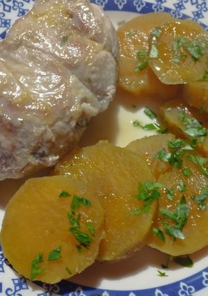 Una foto de Falsos solomillos de cerdo con salsa de romero y limón y batatas saborizadas